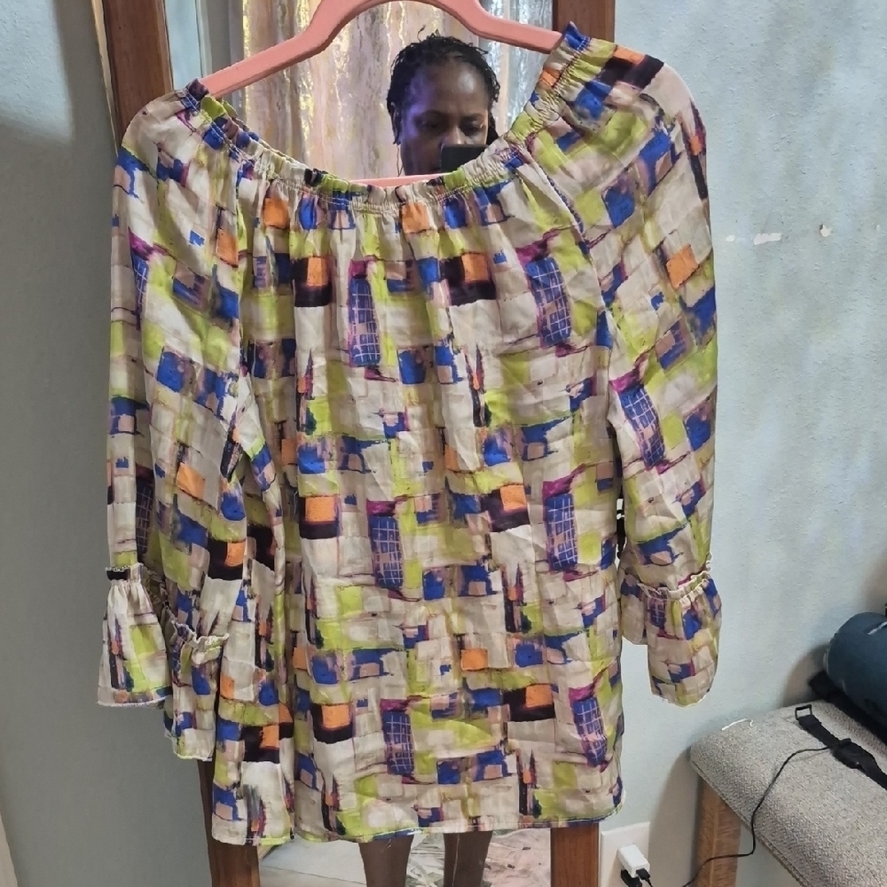 Essentials Colorful Geometric Blouse - Picture 3 of 4